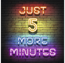 Neonreclame met de tekst Nog maar 5 minuten voor een bakstenen muur
