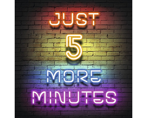Neonreclame met de tekst Nog maar 5 minuten voor een bakstenen muur