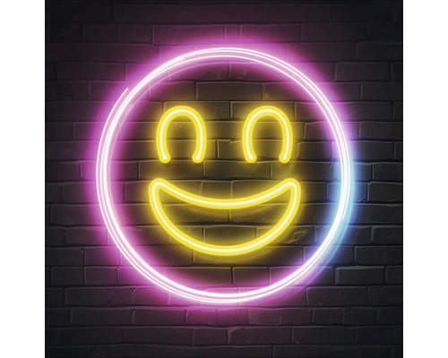 Neon decoratie met smiley motief aan een bakstenen muur