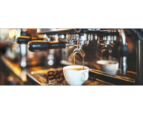 Koffie stroomt van een espressomachine in een kopje.