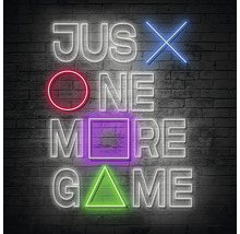 Neonreclame met de tekst Nog een spelletje en de playstationsymbolen op bakstenen muur