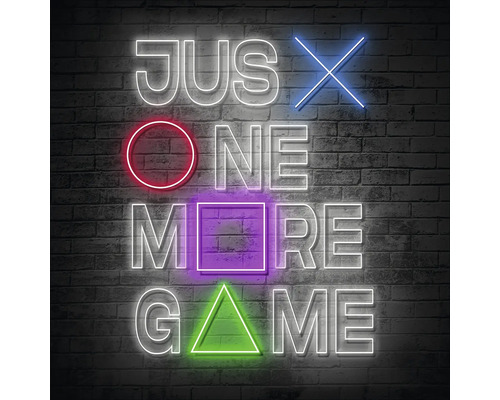 Neonreclame met de tekst Nog een spelletje en de playstationsymbolen op bakstenen muur