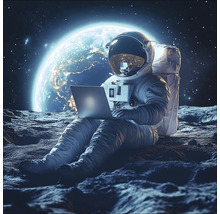 Een astronaut zit op de maan en gebruikt een laptop.