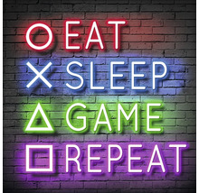 Neonreclame op een bakstenen muur met de tekst: Eten, Slapen, Spelen, Herhalen