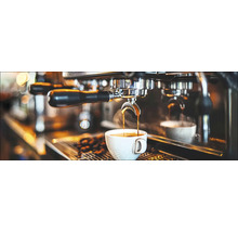 Espressomachine zet koffie in een kopje