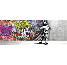 Decoratieve muur met graffiti en een jongen die een gordijn opent