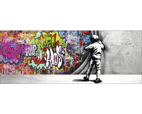 Decoratieve muur met graffiti en een jongen die een gordijn opent