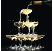 Champagne wordt gegoten in een piramide van champagneglazen.