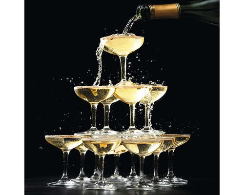 Champagne wordt gegoten in een piramide van champagneglazen.