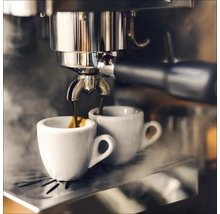 Espressomachine bereidt twee kopjes espresso