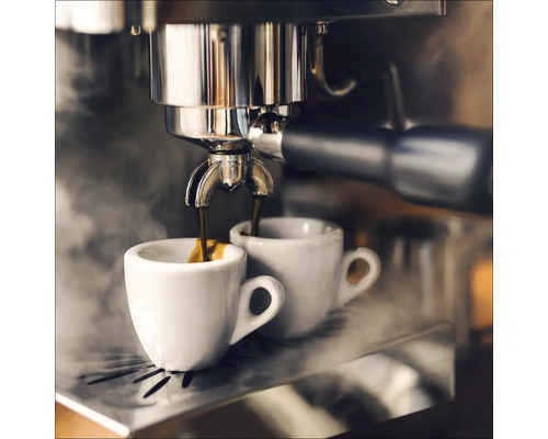 Espressomachine bereidt twee kopjes espresso