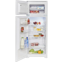 Geopende koelkast gevuld met etenswaren