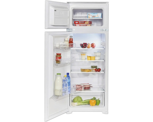 Geopende koelkast gevuld met etenswaren