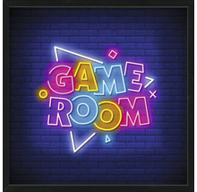Decoratieve ingelijste wanddecoratie met 'Game Room' belettering in neonstijl voor een bakstenen muur