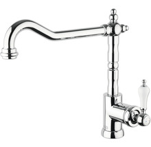 Metalen keukenkraan met een hendel