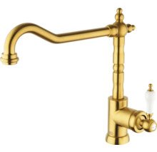 Goudkleurige keukenkraan met klassiek design en witte hendel