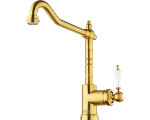 Goudkleurige keukenkraan met porseleinen handgreep