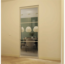 Glazen deur met frame en zicht op een eetgedeelte.