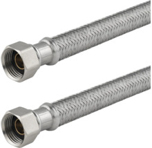 Twee flexibele aansluitslangen van gevlochten roestvrij staal met metalen koppelingen.
