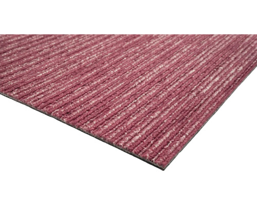 Close-up van een tapijttegel met lineaire structuur.