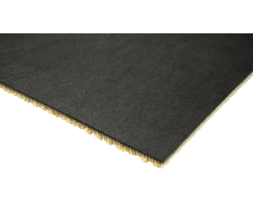 Close-up van een stuk tapijt met een textieloppervlak en een schuimrubberen onderkant