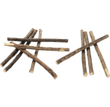 Stapel natuurlijke takken voor de tuin