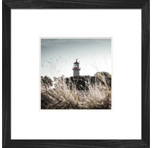 Ingelijste afbeelding van een vuurtoren achter gras