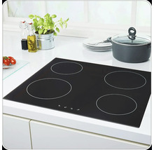 Zwarte keramische kookplaat met vier kookzones in een moderne keuken.