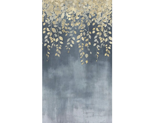 Decoratieve wand met bladmotief als achtergrond.