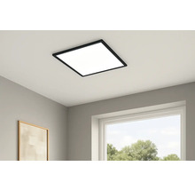 Vierkante plafondlamp met zwart frame in een kamer