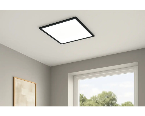 Vierkante plafondlamp met zwart frame in een kamer