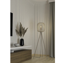 Vloerlamp in woonkamer met houten voet