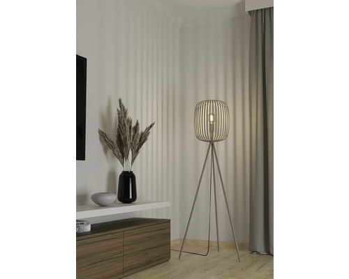 Vloerlamp in woonkamer met houten voet