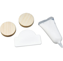 Twee houten deuvels, een witte afdekkap en een tube lijm