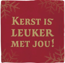 Rood kussen met de tekst 'Kerst is leuker met jou!'
