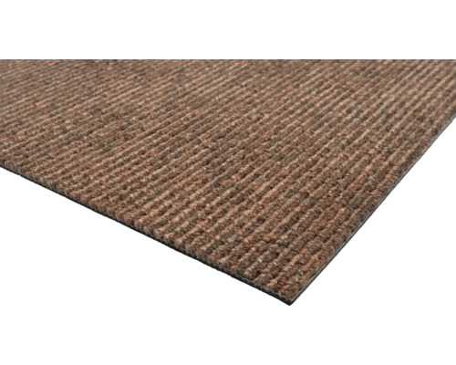 Bruin tapijt met ribstructuur.