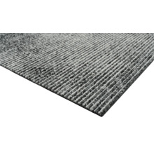 Detailaanzicht van een tapijt met lineair patroon.