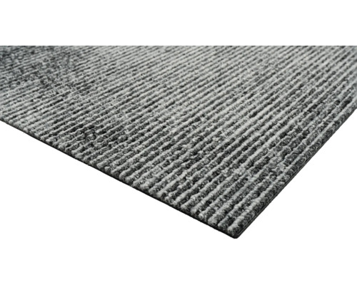 Detailaanzicht van een tapijt met lineair patroon.