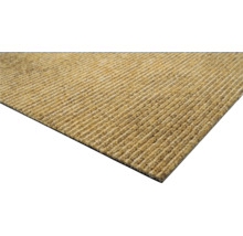 Detailopname van een deurmat met ribstructuur.