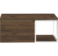 Detailaanzicht van een bruin nachtkastje met open vak