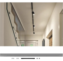 Hal met plafondrail en glazen balustrade