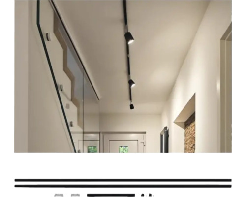 Hal met plafondrail en glazen balustrade