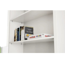 Boekenplank met boeken en een Monopolyspel