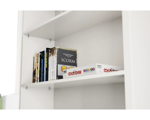 Boekenplank met boeken en een Monopolyspel