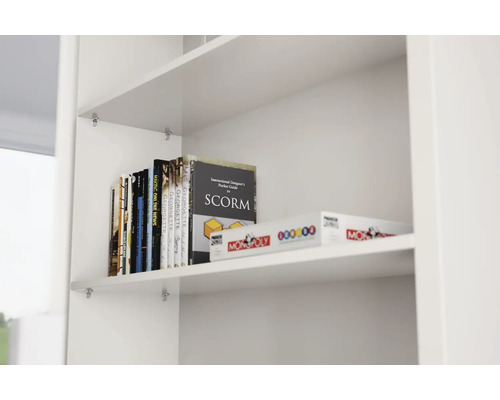 Boekenplank met boeken en Monopoly-spel