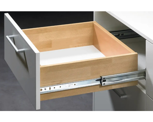 Open houten lade met metalen rails in een kast