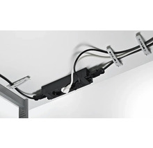 Stekkerdoos met kabelgoot en kabelklemmen voor kabelbeheer onder een tafel