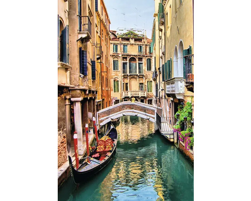 Scène met gondel in een Venetiaans kanaal onder een brug