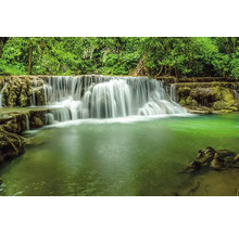 Gelaagde waterval in weelderig boslandschap