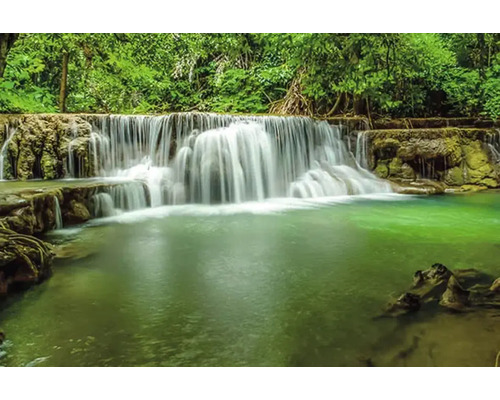 Gelaagde waterval in weelderig boslandschap